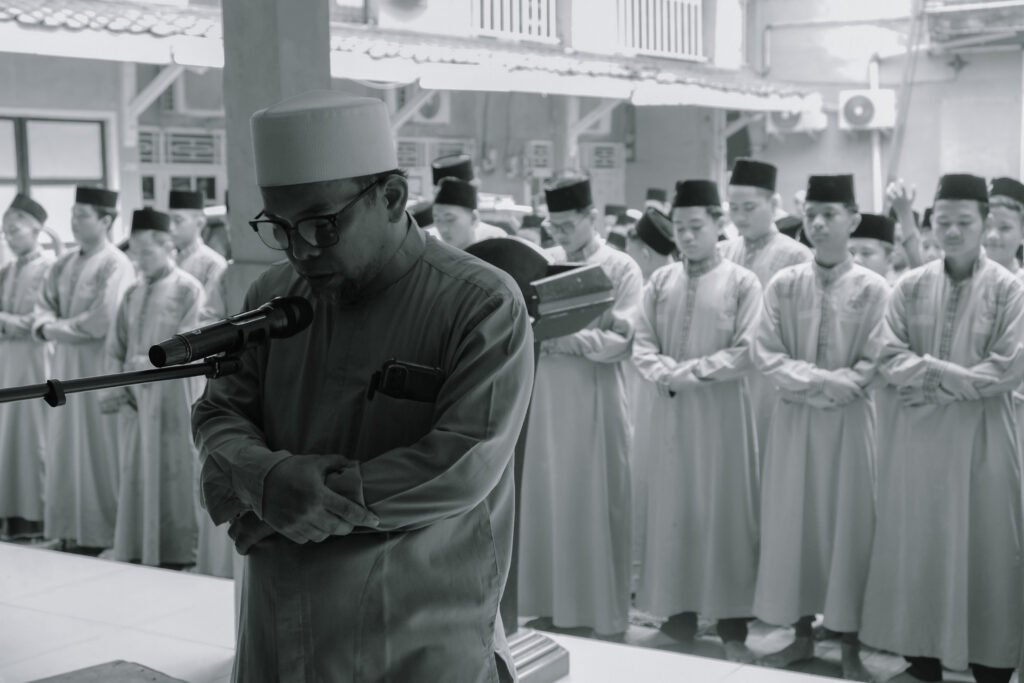 “Santri Mengabdi”: Tradisi Shalat Ghaib dan Tahlilan Ash-Shiddiqiyyah untuk Warga Lingkungan