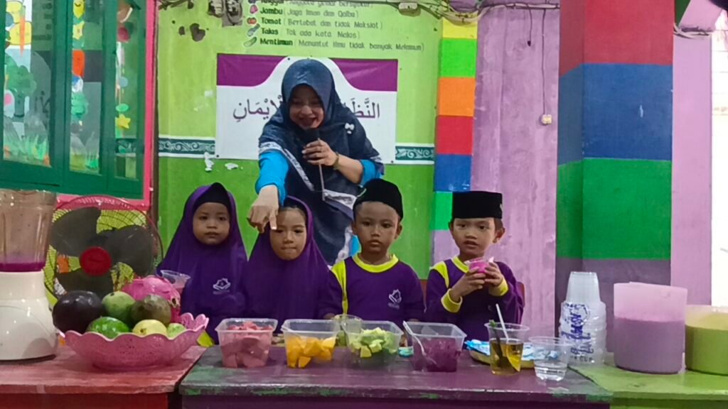 RA QT Ash-Shiddiqiyyah Gelar Praktik Mandiri Membuat Jus Buah