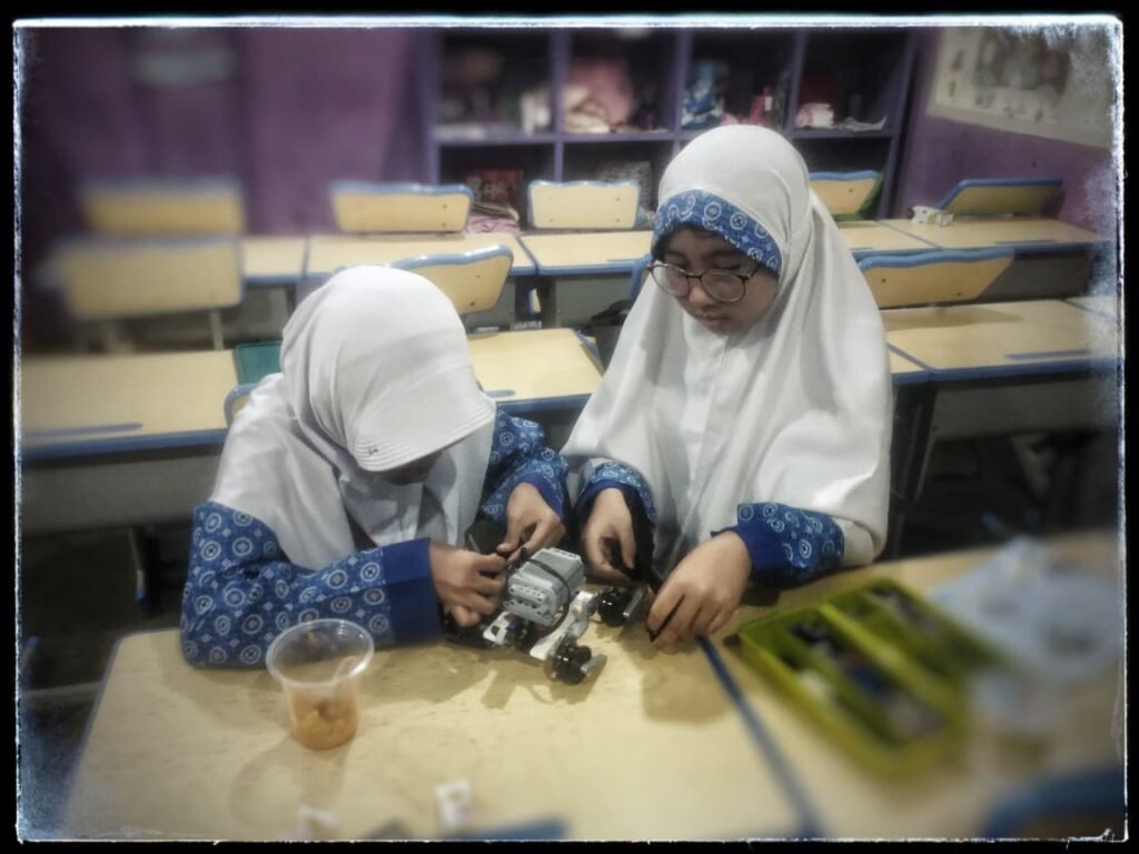 Keseruan Eskul Robotik SDIT Ash-Shiddiqiyyah: Ketika Belajar Logika Seasyik Bermain Lego